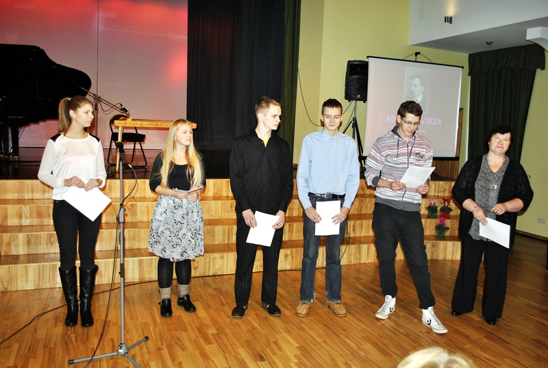 Labāko eseju fragmentus lasīja skolotāja Maruta Lasmane (no labās), Elvis Stačkuns, Edijs Vanags, Ivars Porietis, Agate Mediņa un Arlita Elksnīte.
Autors: Foto – Madara Ērgle