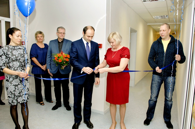 Atklāšanā. Valsts probācijas dienesta Bauskas struktūrvienības jauno mītnesvietu atklāj dienesta vadītājs Mihails Papsujevičs un Bauskas nodaļas vadītāja Edīte Mārtinsone.
Autors: Foto – Ivars Bogdanovs