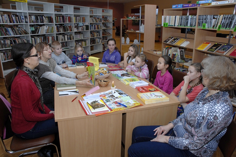 Rītausmu bibliotēkā bērni tiek rosināti izvērtēt katras grāmatas plusus un mīnusus. No labās: bibliotekāre Ingrīda Simsone, Enija Andrejeva, Viktorija Jermakova, Liāna Andrejeva, Lauma Drozdovska, Mārīte Bulle, Nikola Bulle, Artjoms Jakimovs, Aina Pika, Oļesja Staņule. 

Autors: Ivars Bogdanovs