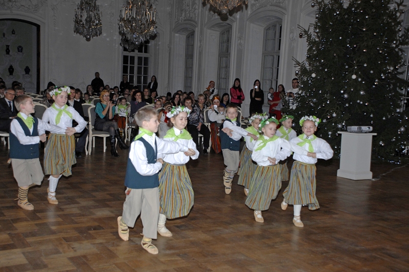 Labdarības koncertā Rundāles pilī dejotprasmi rādīja Viesturu pagasta mazie bērni.
Autors: Ivars Bogdanovs