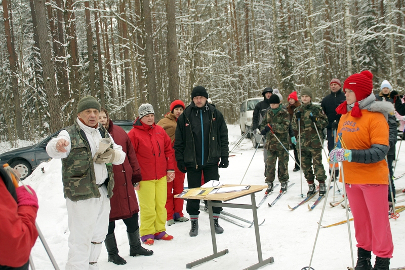 Herberts Mucenieks (pirmais no kreisās) slēpošanā rod divējādu piepildījumu – pašam stabilizējas veselība, daudziem citiem ir sagādāts ziemas baudījums, kas piepilda pasīvās stundas. 
Autors: Foto – Uldis Varnevičs