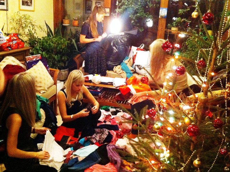 Nakts pirms labdarības brauciena pie ģimenēm «rūķiem» pagāja mantu pakošanā. No kreisās – Marta Meija, Marta Millere, Ieva Užule un Diāna Tihanova.
Autors: Foto – Lauma Ieveniece