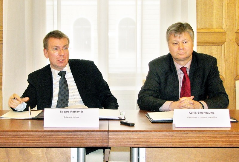 Edgars Rinkēvičs (no kreisās), ārlietu ministrs, un ministrijas preses vēstnieks Kārlis Eihenbaums.
Autors: Foto – Vilnis Auzāns