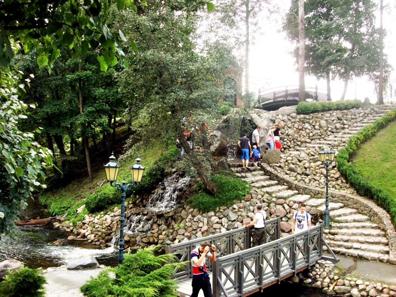 Viļņā dabiskais reljefs prasmīgi izmantots daudzpakāpju dārzu iekārtošanai. 
Autors: no personiskā albuma