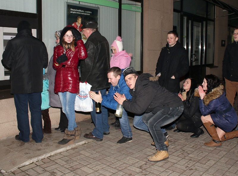 Jaunieši rindā pie bankomāta 1. janvāra naktī lūdzas, lai arī viņiem atstāj kādu eiro. 
Autors: Linda Kaufmane