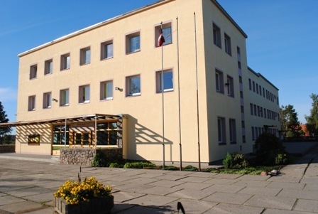 Īslīces kultūras namā darbojas vairāki deju kolektīvi. Šo kolektīvu darbību apgrūtina tas, ka nav izveidota spoguļu siena, kurā dejotāji varētu redzēt savu dejas soļu un kustību precizitāti un pareizību, tādēļ nepieciešams izveidot spoguļu sienu kultūras nama 3.stāva zālē. Šie infrastruktūras uzlabojumi nodrošinās pilnvērtīgu pasākumu norisi novada teritorijā.