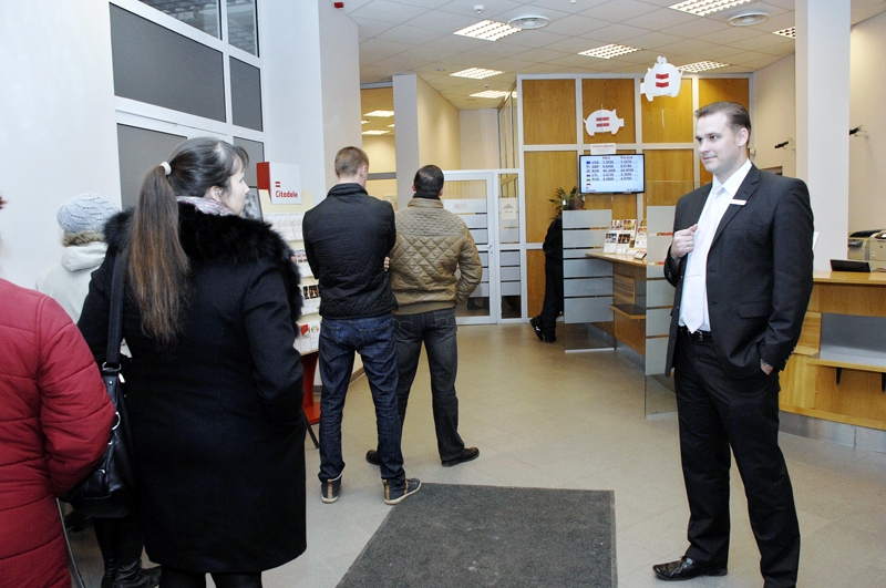 Ermīns Urtāns, bankas «Citadele» Bauskas filiāles pārvaldnieks, 2. janvārī aptaujāja rindā stāvošos klientus. 
Autors: Foto – Ivars Bogdanovs