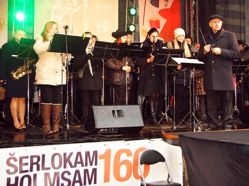 Skaistkalnes pūtēju orķestris Jāņa Kalniņa vadībā sestdien piedalījās Šerloka Holmsa dzimšanas dienas ballītē Rīgā.
Autors: Ingrīda Punka