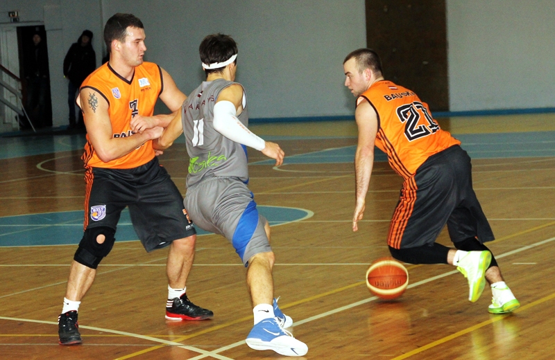 Skatītājus priecē Dāvis Kravals (no labās) un Juris Ojāru (no kreisās).
Autors: Uldis Varnevičs