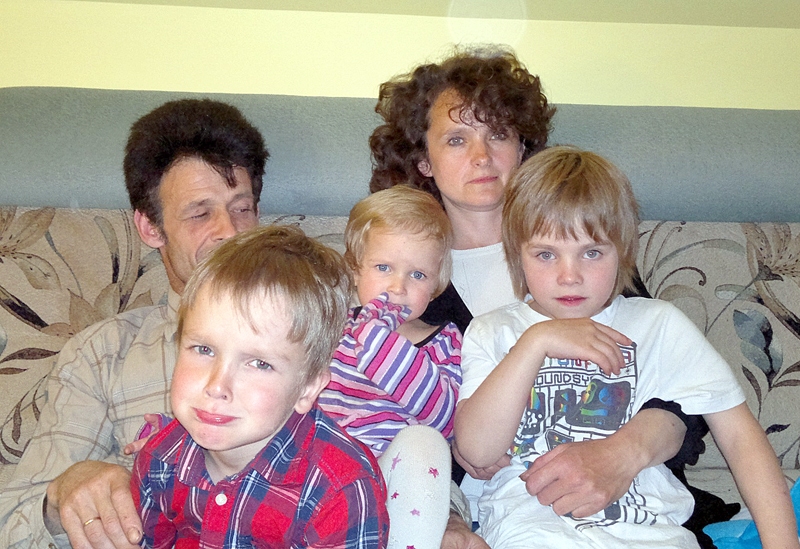 Santa un Arnis Bangas kopā ar bērniem Evelīnu, Milānu un Robertu.
Autors: Foto no Bangu ģimenes albuma.