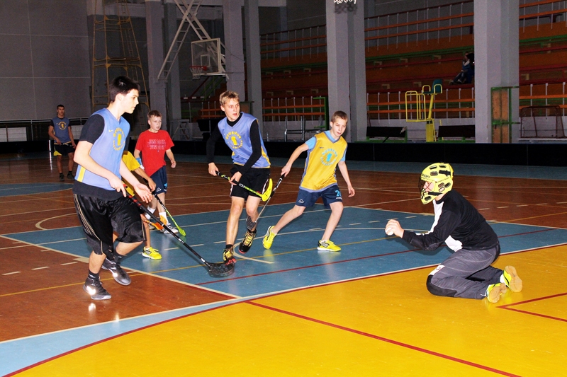 Bauskas Valsts ģimnāzijas 9.a klases audzēkņi (tumšajos tērpos) florbolā pārliecinoši bija labākie. 
Autors: Uldis Varnevičs