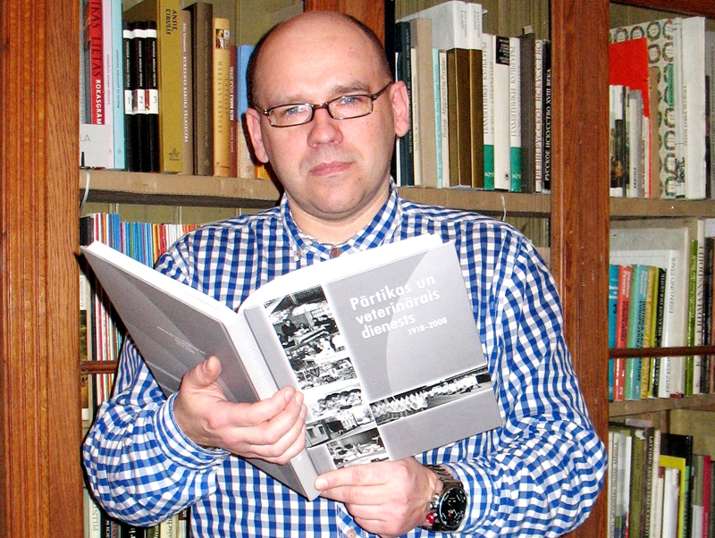 Aigars Urtāns, grāmatas «Pārtikas un veterinārais dienests. 1918 – 2008» līdzautors. 
Autors: no A. Urtāna albuma