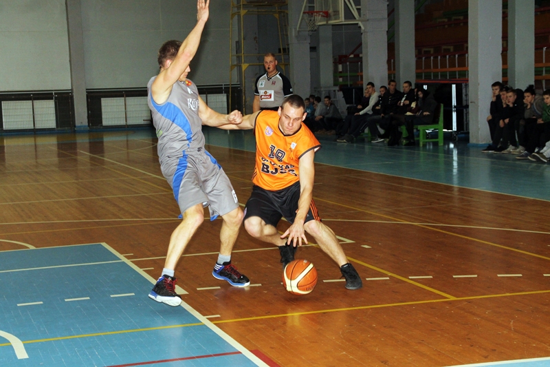 Ivars Zemītis (no labās) uzbrukumā spēlē pret SK «Rūjiena».
Autors: Uldis Varnevičs