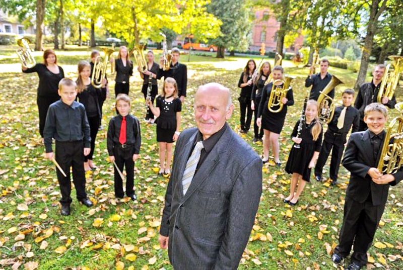 Jānis Kalniņš un viņa vadītais pūtēju orķestris «Skaistkalne».
Autors: Foto – Raitis Puriņš, «Dienas mediji»