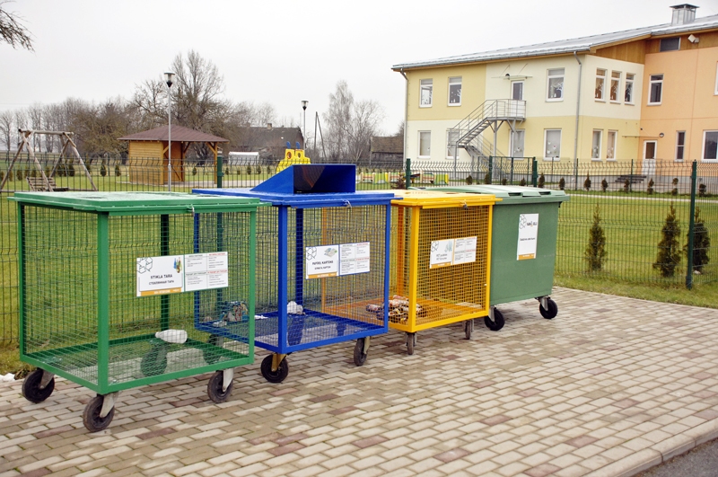 SIA «Ragn-Sells» no novembra piedāvā atkritumus šķirot arī pie Pilsrundāles vidusskolas un pirmsskolas izglītības iestādes «Mārpuķīte».
Autors: Foto – Ivars Bogdanovs