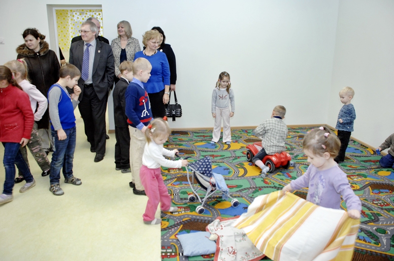 Izremontētajās telpās. Tās apskata skolēni un viņu vecāki kopā ar domes priekšsēdētāju Aivaru Okmani. Bērnudārza mazuļi jau metās rotaļās.
Autors: Ivars Bogdanovs