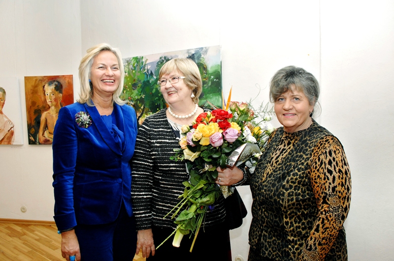Izstādes atklāšanā. Uzņēmēja Sanita Millere (no kreisās), gleznotāja Anita Meldere un rožu dārzniece Dainuvīte Brūvere.
Autors: Ivars Bogdanovs