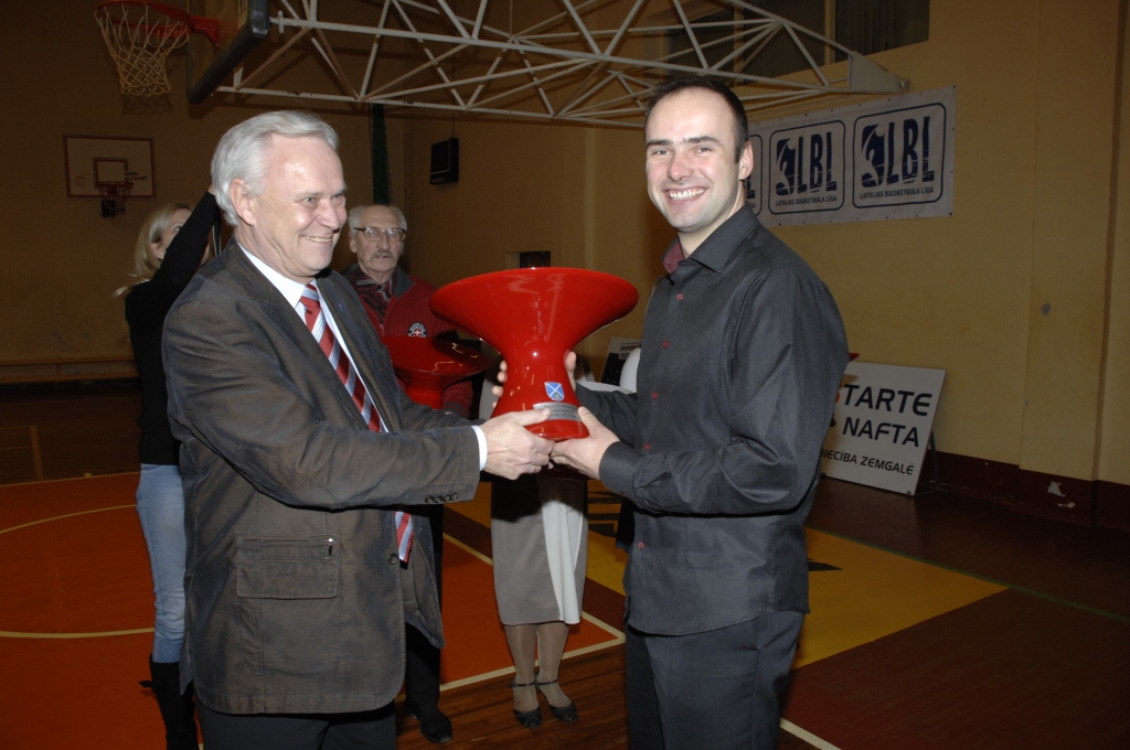 Tituls «Gada sportists 2013» atkal nonācis pie Latvijas čempiona stenda šaušanā Daiņa Upelnieka.
Autors: Ivars Bogdanovs