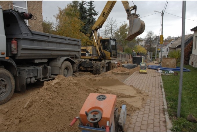  Baznīcas ielā ūdensvada un kanalizācijas cauruļu ieguldīšanu paredzēts bija pabeigt jau oktobrī. 
Autors: Ivars Bogdanovs
