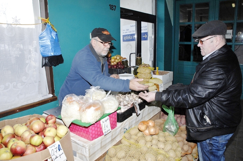 Jānis Jankūns (no kreisās) izdod naudas atlikumu pircējam Imantam Bumbieram.
Autors: Ivars Bogdanovs
