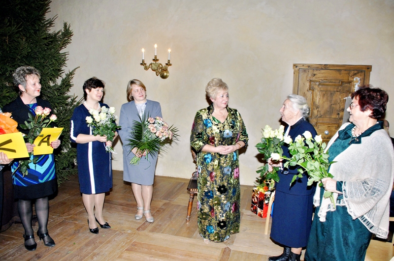 Veru Grigorjevu (centrā), Bauskas 2. vidusskolas direktori, nozīmīgajā dzīves un darba jubilejā sveic esošie un bijušie novada izglītības iestāžu vadītāji.
Autors: Ivars Bogdanovs