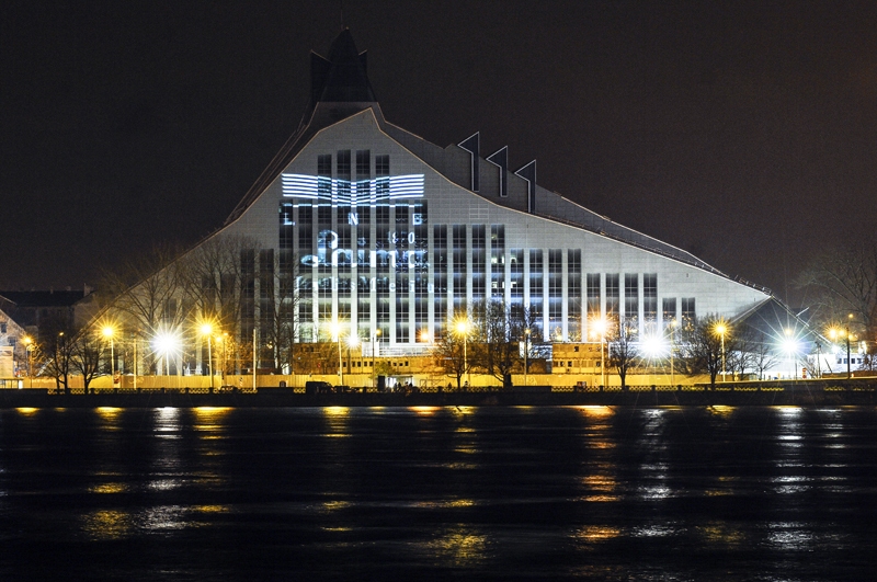 Latvijas Nacionālās bibliotēkas jaunā ēka piedzīvos Rīgas starošanu un saņems pirmās grāmatas no draugu ķēdes jau šosestdien.
Autors: Foto no lnb.lv.