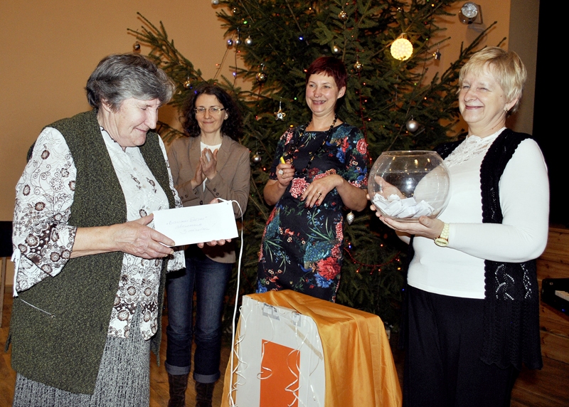 Cecīlija Zvilna (no kreisās) loterijā laimēja «Bauskas Dzīves» abonementu trim mēnešiem.
Autors: Juris Iļņickis