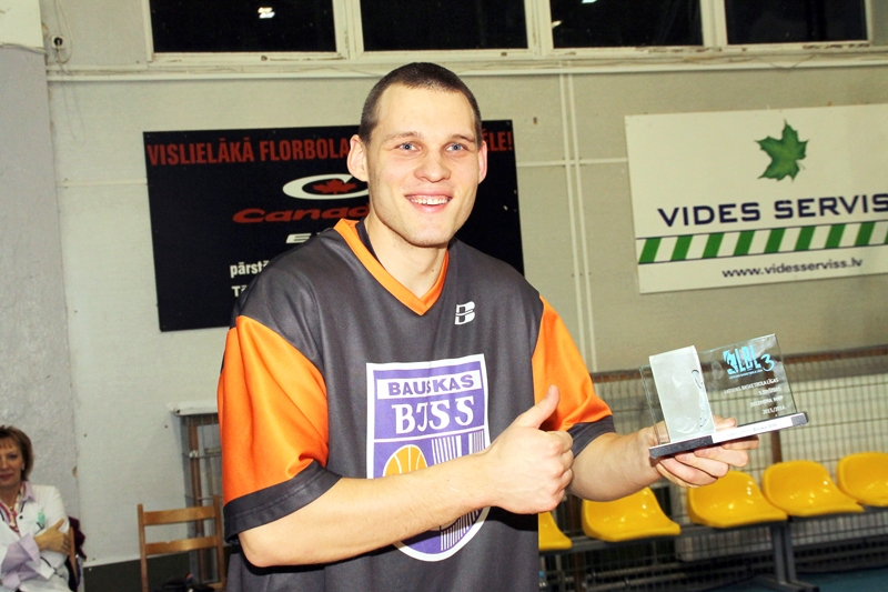 Ivars Zemītis ar LBL3 vērtīgākā spēlētāja balvu. 
Autors: Uldis Varnevičs