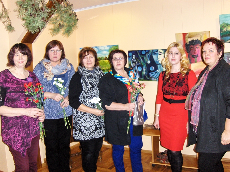 Salona «Meistars Gothards» gleznošanas studijas dalībnieces Daile Feldmane (no kreisās), Gita Sondore, Līga Valnere un Ingrīda Liepa, bārbelietes Sarmīte Gausiņa-Elksne un Brigita Kārkliņa izstādes atklāšanā Bārbeles bibliotēkā.
Autors: Brigita Krauze