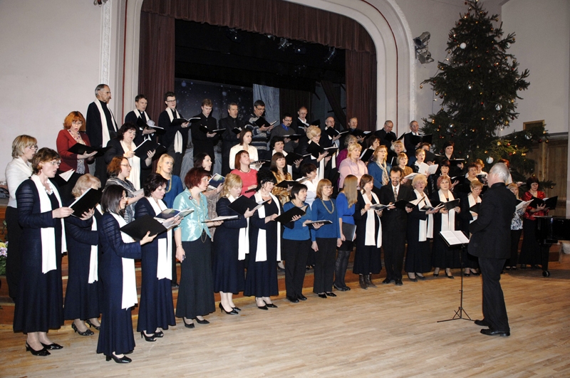 Codes pagasta koris «Mēmele» savu jubileju izdziedāja kopā ar draugiem – Brunavas pagasta kori «Grenctāle» un Skrīveru novada kultūras centra jaukto kori «Dīvaja».
Autors: Ivars Bogdanovs