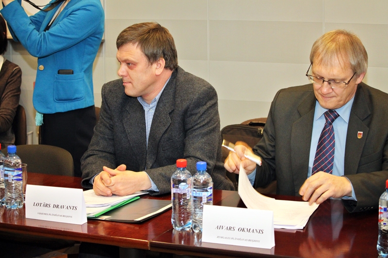 Jaunizveidotās Sabiedriskā transporta padomes pirmajā sēdē. Vidzemes plānošanas reģiona Sabiedriskā transporta pakalpojumu un plānošanas nodaļas vadītājs Lotārs Dravants (no kreisās) un Zemgales plānošanas reģiona attīstības padomes dalībnieks, Rundāles novada domes priekšsēdētājs Aivars Okmanis.
Autors: Foto no Satiksmes ministrijas arhīva.