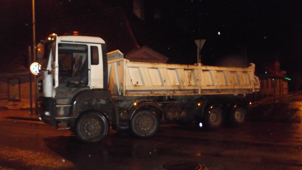 Bauskas centrā, Kalna un Plūdoņa ielas krustojumā, nakts vidū pamests kravas automobilis.
Autors: Aculiecinieka foto.