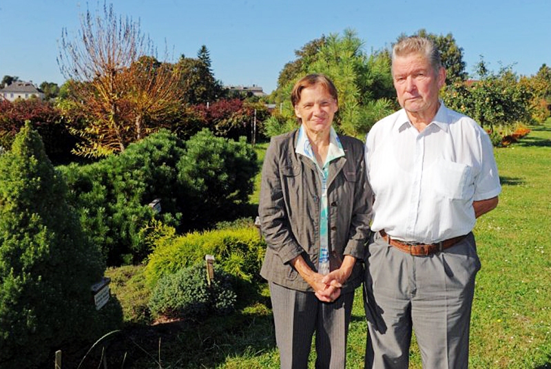 Lija un Pēteris Brieži dzimtas izvestajiem veltījuši simboliskus kokus.
Autors: Foto – Raitis Puriņš, «Dienas mediji»