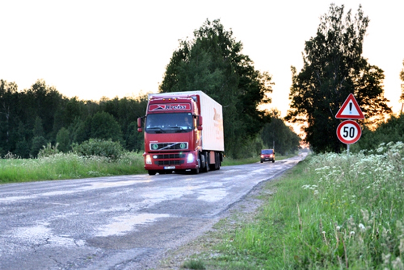Autoceļu uzlabošanai Latvijā plāno novirzīt 16 procentus no infrastruktūrai paredzētajiem ES fondu līdzekļiem.
Autors: Foto no «Bauskas Dzīves» arhīva.