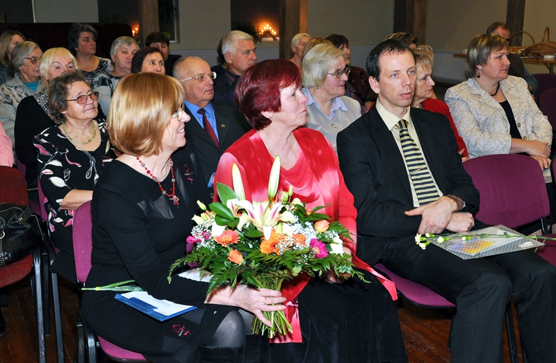 Bārbeles bibliotēkas 90. gadu svinības apmeklēja bibliotēkas lietotāji, viņu ģimenes, pagasta pārvaldes speciālisti. Pirmajā rindā vidū bibliotēkas vadītāja Brigita Krauze.
Autors: Žanna Zālīte