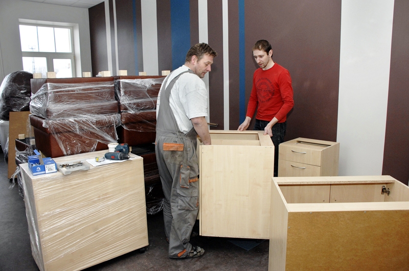 Bauskas bērnu un jauniešu centra telpās Rīgas ielā 8 šonedēļ strādā mēbeļu meistari. Līdzko mēbeles tiks samontētas, varēs uzstādīt iekārtas un gaidīt pirmos apmeklētājus. 
Autors: Ivars Bogdanovs