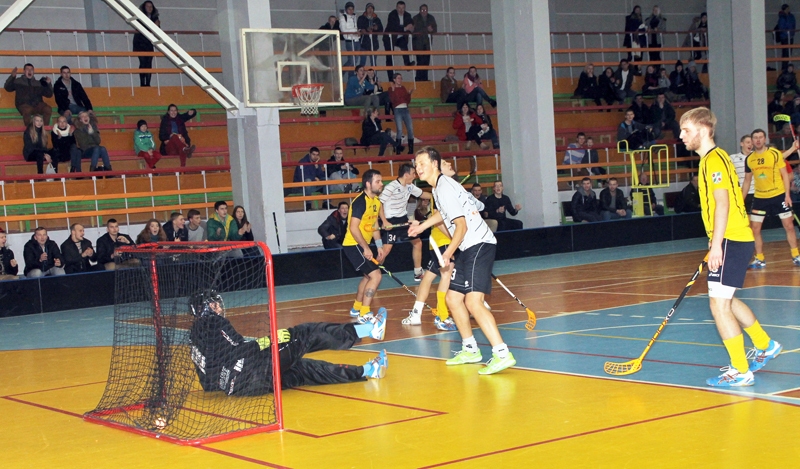 Bauskas florbolisti (baltos tērpos) gūst desmitos vārtus spēlē pret «Pārgauju», panākot neizšķirtu rezultātu pamatlaikā. 
Autors: Foto – Uldis Varnevičs