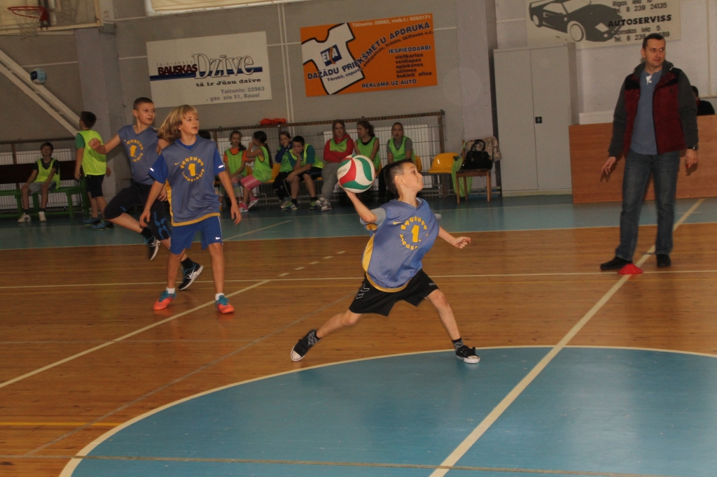 Bauskas sākumskolas puiši guva uzvaru ar veiklību un spēcīgiem metieniem. 
Autors: Uldis Varnevičs