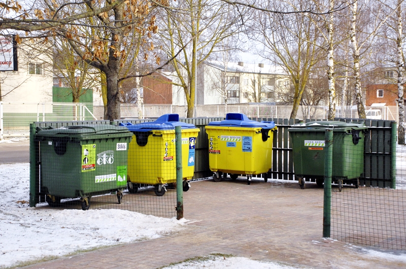Salātu ielas 21. un 12. nama atkritumu konteineri izvietoti laukumā, kas paredzēts arī dalīto atkritumu savākšanai. 
Autors: Foto – Ivars Bogdanovs