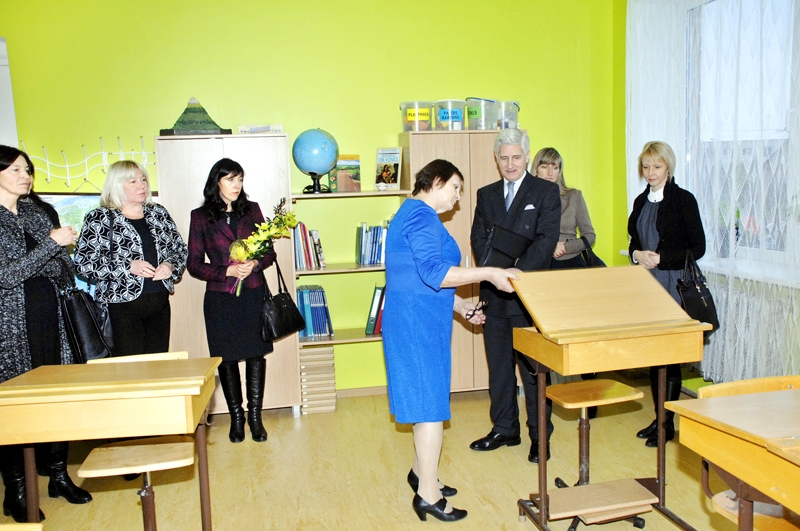 Mežotnes internātvidusskolā. Skolas direktore Dace Penķe ar izglītības iestādi iepazīstina Šveices vēstnieku Latvijā Markusu Niklausu Paulu Dutliju.
Autors: Ivars Bogdanovs