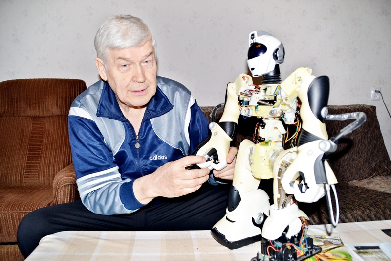 Raitis Kļaviņš uzņēmies salabot komplicētu rotaļu robotu. Ja būs «dzīvotājs», turpmāk kalpos mazdēlam. 
Autors: Ivars Bogdanovs