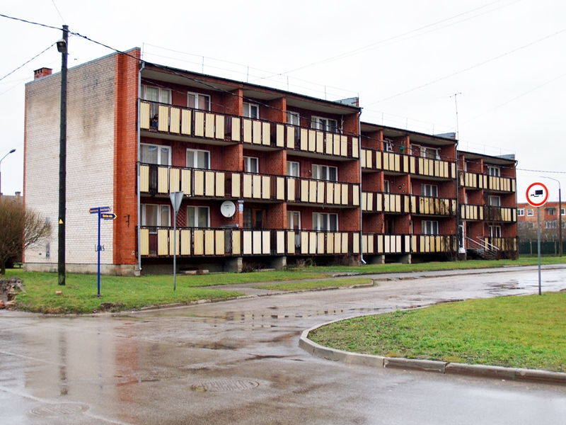 Iecavā Skolas ielas 1. māja pieteikta renovācijai, tāpēc dzīvoklis par zemu cenu tajā patlaban būtu labs ķēriens.

Autors: Antra Ērgle