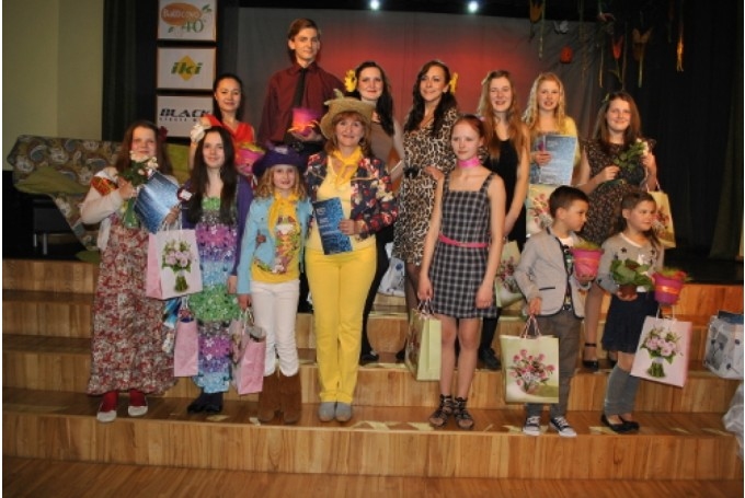 Sirsnīgi muzikālais šovs «Dziedi ar mani» gadā arī pagājušajā piepildīja Iecavas kultūras nama zāli.
Autors: iecava.lv