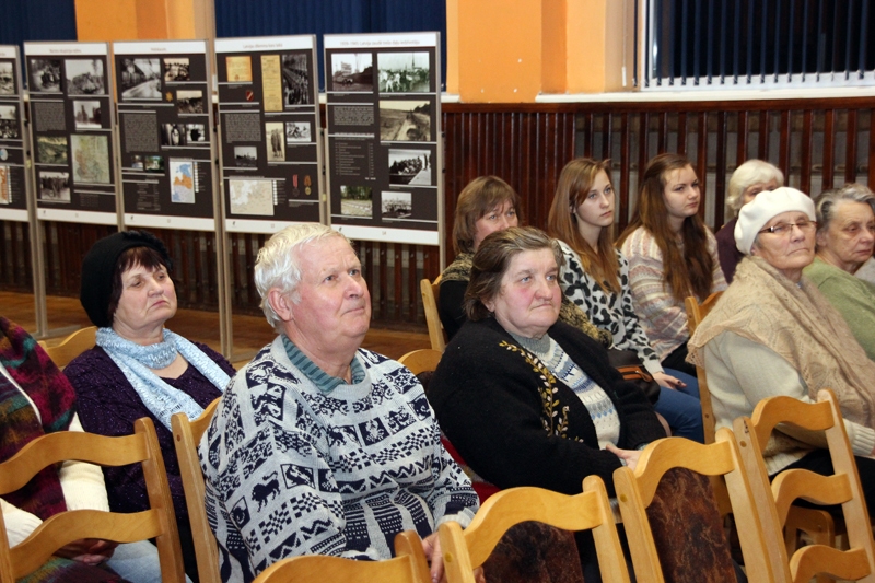 Rundāles novada Svitenes tautas namā 17. janvārī bija tikšanās ar režisoru Zigurdu Vidiņu un filmas «Tēvu barikādes» demonstrēšana. 
Autors: Kristīne Kociņa