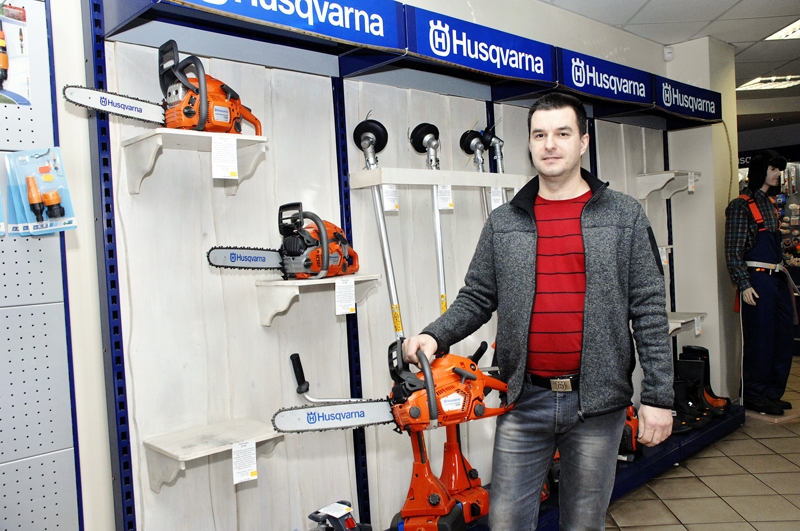 Artūrs Masjulis brīdina – ar neasu ķēdi strādājot, samazinās zāģa kalpošanas mūžs.
Autors: Ivars Bogdanovs