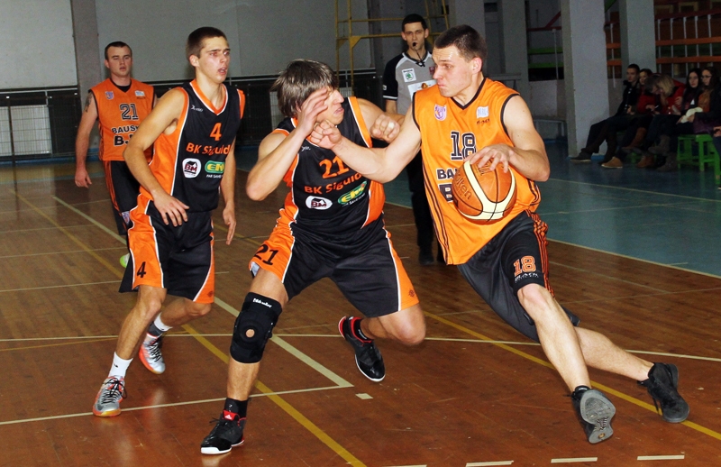 Ivara Zemīša (18. numurs) uzbrukumam Arvis Pilenieks (21. numurs) centās traucēt arī ar neatļautiem paņēmieniem.
Autors: Uldis Varnevičs