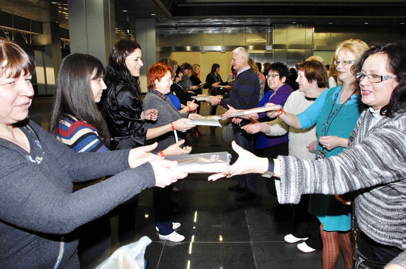 Grāmatu draugu ķēdē Nacionālās bibliotēkas jaunajā ēkā. Bauskas novada bibliotekāres kopā ar Vecumnieku un Iecavas novada kolēģēm. Akcijā pavisam piedalījās ap 14 tūkstoši iedzīvotāju no visiem Latvijas reģioniem.
Autors: Foto – Ivars Bogdanovs