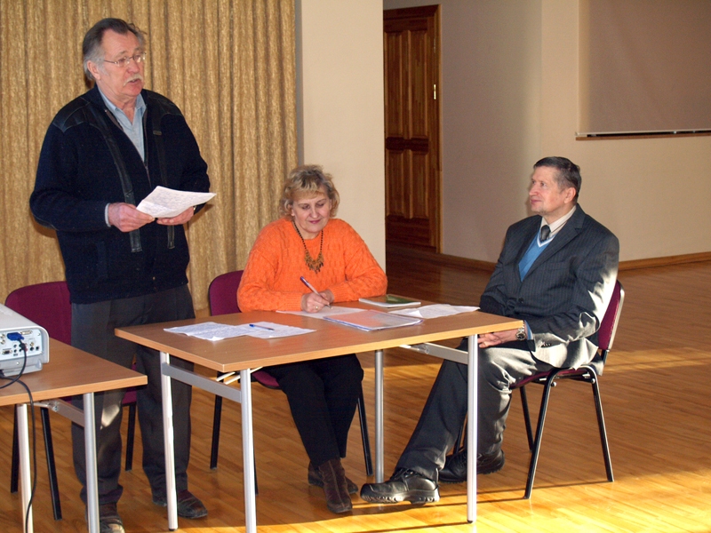 Ēriks Grants (no kreisās) atskaitījās par pērn paveikto. Protokolē Rita Sproģe, sapulci vada Mārtiņš Rāviņš.
Autors: Antra Ērgle