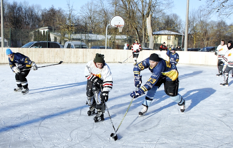 Pirmajā spēlē tikās «Iecava-1» (tumšajos tērpos) ar «Rugājiem». 
Autors: Foto – Ivars Bogdanovs