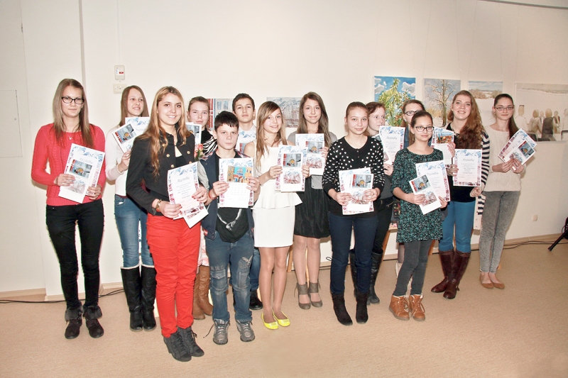 
Ilustrāciju konkursa laureāti – Megija Luņģe, Santa Koroļkova, Elza Sējēja, Vladislavs Visokinskis, Evelīna Jankūne, Undīne Priede, Elīza Kilbloka, Katrīna Paegle, Elīna Ivanovska, Elizabete Ostrovska, Diāna Ratiņika, Inga Jajus, Alise Lapsa, Ričards Ruseckis. 
Autors: Linda Kaufmane